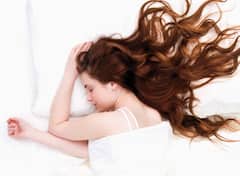 Hair Care: रात्री केस मोकळे सोडून झोपावं की बांधून? केस गळणं थांबवण्यासाठी कोणती पद्धत योग्य? पाहा...