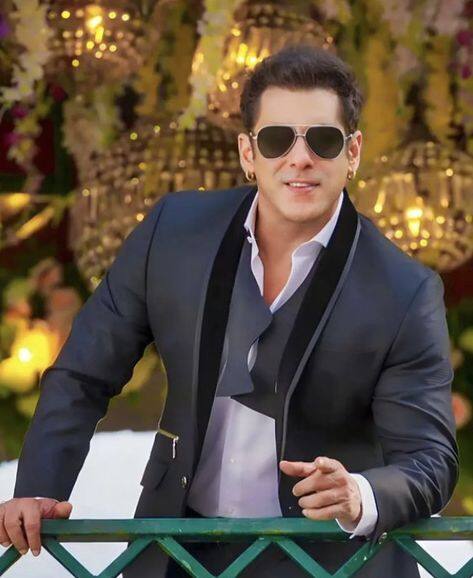 ਇਸ ਸਭ ਦੇ ਵਿਚਕਾਰ, ਮੀਡੀਆ ਵਿੱਚ ਹਾਲ ਹੀ ਵਿੱਚ ਕਿਆਸ ਲਗਾਏ ਜਾ ਰਹੇ ਸਨ ਕਿ ਸ਼ੋਅ ਨੂੰ ਹੋਸਟ ਕਰਦੇ ਸਮੇਂ ਸਲਮਾਨ ਖਾਨ ਦੀ ਸਿਗਰੇਟ ਵਾਲੀ ਤਸਵੀਰ ਵਾਇਰਲ ਹੋਣ ਤੋਂ ਬਾਅਦ ਅਦਾਕਾਰ ਨੇ ਸ਼ੋਅ ਛੱਡਣ ਦਾ ਫੈਸਲਾ ਕੀਤਾ ਹੈ।