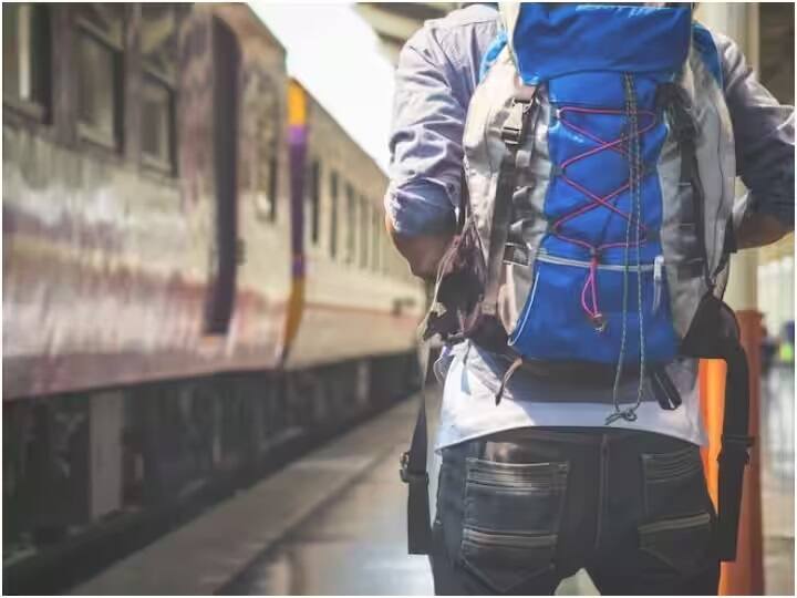 Train Rules: ભારતીય રેલવેમાં તો તમામ લોકોએ સફર કરી જ હશે, પરંતુ રેલવેના કેટલાય નિયમો એવાં છે જેના વિશે કોઇને ખબર નથી, અથવા તો કેટલાક નિયમો લોકોને ખોટી રીતે ખબર છે. જો તમે ટ્રેનમાં તમારા બૉર્ડિંગ સ્ટેશનથી 10 મિનિટ પછી સીટ પર ના બેસો તો તમારી ટિકીટ કેન્સલ થઈ શકે છે.