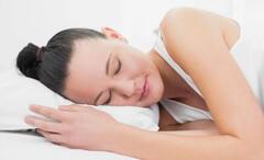 Hair Care: रात्री केस मोकळे सोडून झोपावं की बांधून? केस गळणं थांबवण्यासाठी कोणती पद्धत योग्य? पाहा...