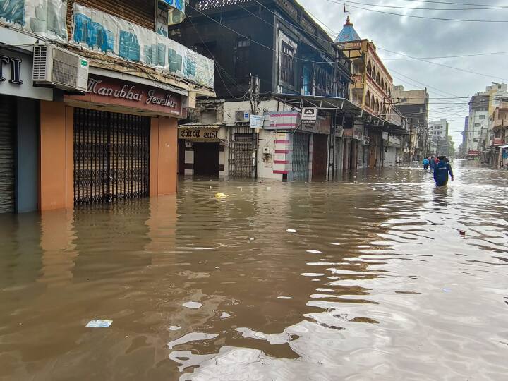 Gujarat Weather Today Rajkot Surat Gir Somnath flood like situation IMD Rain alert check latest update Gujarat Weather Today: गुजरात के कई इलाकों में भारी बारिश से 'आफत', सड़कों पर जलभराव, जानें- अपने शहर का हाल