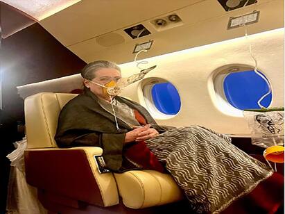 Rahul Gandhi picture of soniya gandhi wearing oxygen mask அவசரமாக தரையிறங்கியது சோனியா காந்தி பயணித்த விமானம்.. நடந்தது என்ன?