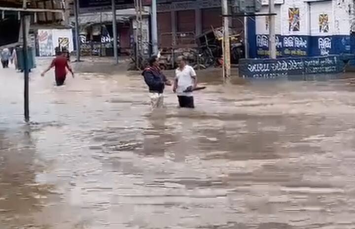 હિરણ-2 ડેમના પાણી સોનારીયાની આસપાસના ગામમાં ઘૂસ્યા હતા. સોનારીયા સહિતના ગામના ખેતરોમાં કેડ સમા પાણી ભરાયા હતા. હાઇવેના કારણે ગામના પાણીનો નિકાલ ન થતો હોવાનો ગ્રામજનોએ આરોપ લગાવ્યો હતો.