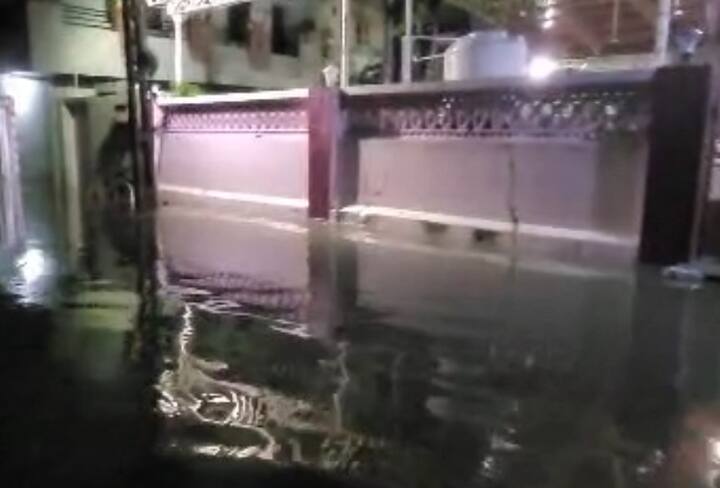 વેરાવળ અને સોમનાથમાં મોડી રાત્રે મેઘરાજા મનમુકીને વરસ્યા હતા. મોડી રાત્રે ફક્ત બે કલાકમાં ત્રણ ઇંચ વરસાદ વરસ્યો હતો