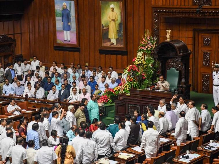 Karnataka Assembly Session 10 BJP MLAs suspended for throwing paper at Deputy Speaker డిప్యుటీ స్పీకర్‌పై పేపర్‌లు విసిరిన బీజేపీ ఎమ్మెల్యేలు, 10 మంది సస్పెండ్