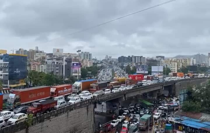 नदी पुलापासून नवीन कात्रज बोगद्यापर्यंत वाहनांच्या रांगा लागल्या आहेत.