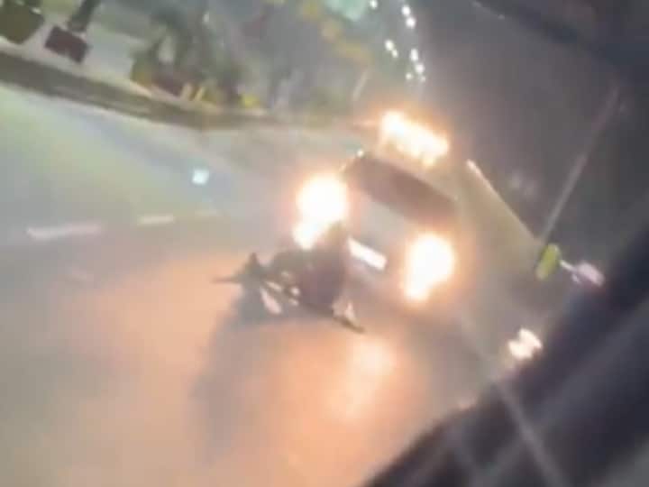 Ghaziabad car ran over man sitting in middle on road dragged dead video viral Ghaziabad News: बीच सड़क पर बैठे युवक को बीजेपी नेता की कार ने रौंदा, लाइव कैद हुई मौत, घटना का वीडियो वायरल