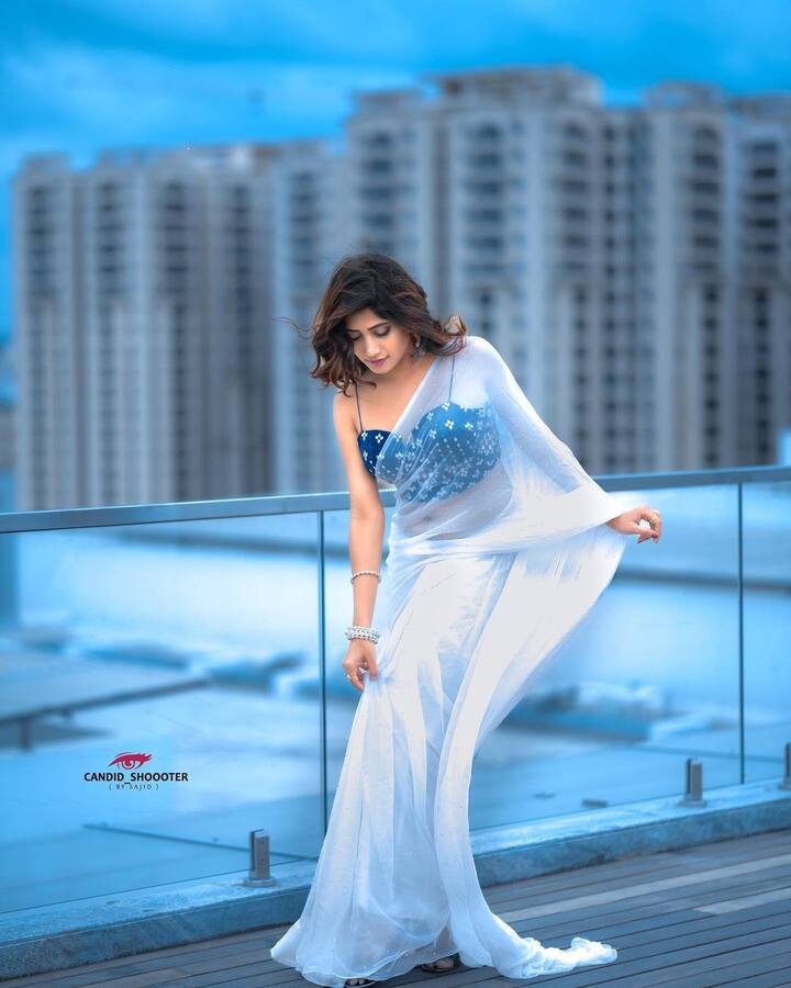 గ్లామరస్ ఫోటోలను సోషల్ మీడియాలోకి  వదులుతూ నెటిజన్లను అలరిస్తోంది. Photo Credit: Vasanthi Krishnan/Instagram