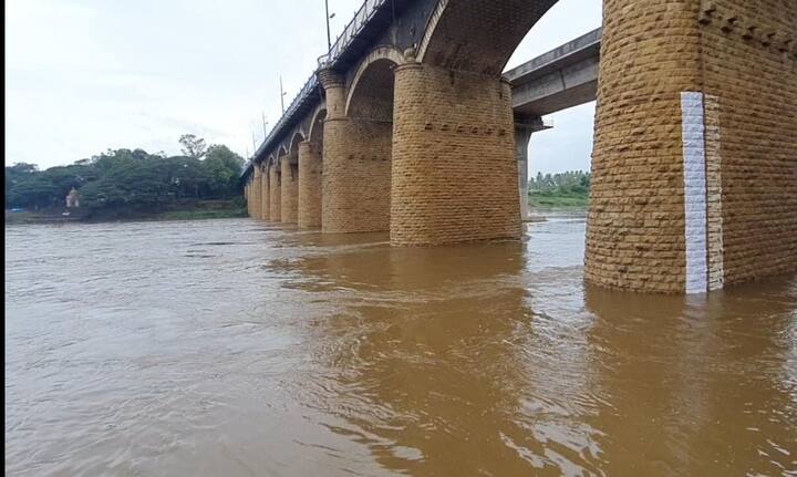 एका रात्रीत जवळपास 8 फुटांनी कृष्णा नदीची पातळी वाढली आहे.