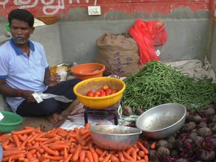 Tomato prices are on the rise again in Karur. A kilo of tomato was sold up to Rs 120 TNN கரூரில் ஜெட் வேகத்தில் எகிறிய தக்காளியின் விலை; சின்ன வெங்காயம் விலையும் அதிகரிப்பு