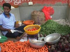 கரூரில் ஜெட் வேகத்தில் எகிறிய தக்காளியின் விலை; சின்ன வெங்காயம் விலையும் அதிகரிப்பு