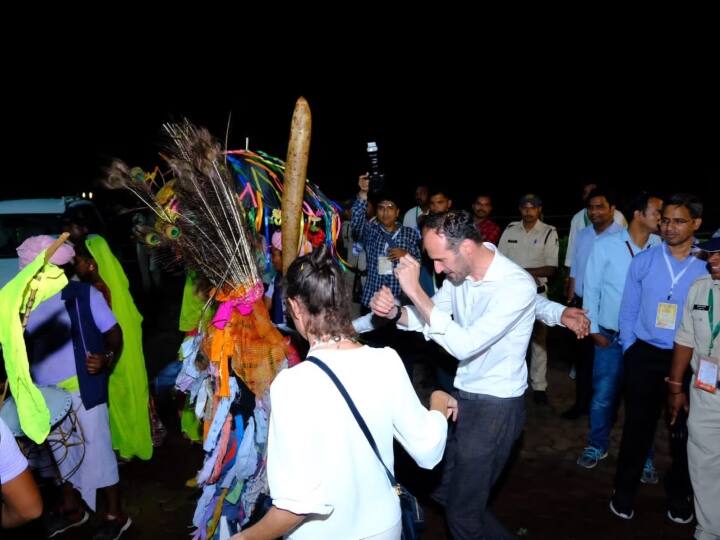 G20 India Chairmanship: G20 में आए मेहमान मांडू में आदिवासियों संग झूमे, आज सीएम शिवराज होस्ट करेंगे डिनर G20 guests danced with tribals in Mandu today CM Shivraj Singh Chouhan will give dinner In Indore Ann G20 India Chairmanship: G20 में आए मेहमान मांडू में आदिवासियों संग झूमे, आज सीएम शिवराज होस्ट करेंगे डिनर