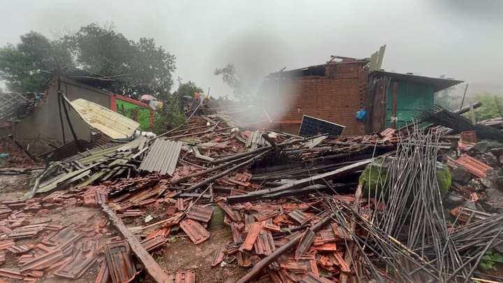 प्रसिद्ध कलावंतीण दुर्गच्या शेजारीच असलेल्या इर्शाळगडावर दरड कोसळली. येथे जाण्याची वाट अतिशय कठीण आहे.