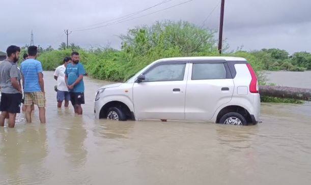 वाहतुकीवर परिणाम झाला आहे. अनेक भागात जनजीवन विस्कळीत