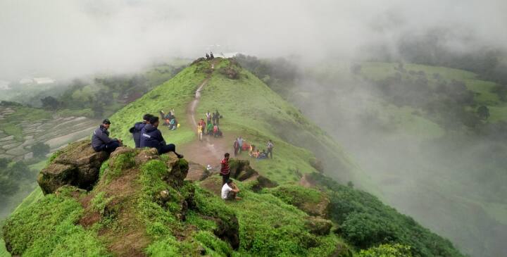वीकेंडला इर्शाळगडावर मोठ्या प्रमाणात पर्यटक येत असतात.