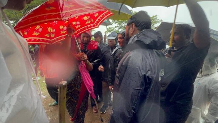 मी स्थानिक नागरिकांना   केलेल्या आवाहनाला प्रतिसाद देऊन एनडीआरएफ पथकाच्या मार्गदर्शनाखाली मदतकार्याला वेग देण्यासाठी काही तरुण स्वतःहून पुढे आले आहेत. रायगड जिल्ह्यातील यशवंती हाइकर्स, निसर्ग ग्रुप पनवेल या स्वयंसेवी संस्थेचे स्वयंसेवक, मौजे चौक आणि मौजे वरोसे येथील ग्रामस्थ, विविध विभागाचे शासकीय कर्मचाऱ्यांसह एमआयडीसी मध्ये काम करणारे पाचशेहून अधिक मजूर या मदतकार्यात स्वतःहून सहभागी झाले आहेत.