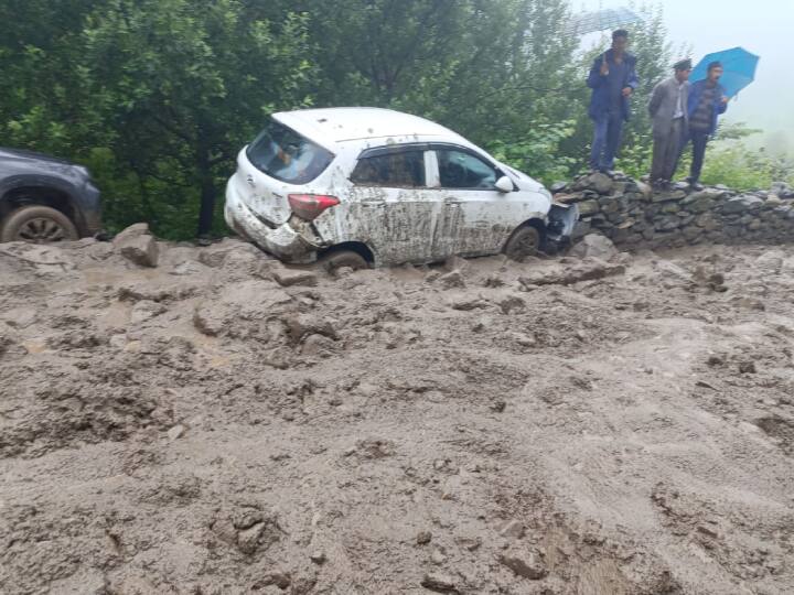 25 vehicles washed away in a sudden 'flash flood' in Kinnaur, video of the horrifying scene surfaced ANN Kinnaur Flood: किन्नौर में अचानक आए 'फ्लैश फ्लड' में बह गईं 25 गाड़ियां, सामने आया डरा देने वाले खौफनाक मंजर का वीडियो