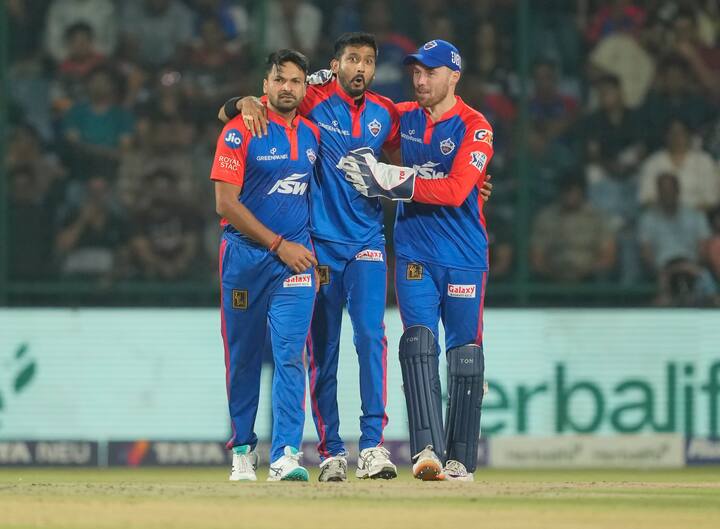 वेस्ट इंडिजविरोधात दुसऱ्या कसोटी सामन्यात वेगवान गोलंदाज मुकेश कुमार याचं पदार्पण झालेय. शार्दुल ठाकूर याच्या जागी मुकेश कुमार याला संधी देण्यात आली आहे. बीसीसीआयने ट्वीट करत याबाबतची माहिती दिली.