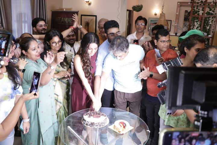 শ্যুটিংয়ের ব্যস্ততা তো থাকেই। তারই মাঝে সেলিব্রেশনে ভাটা পড়লে চলে নাকি?