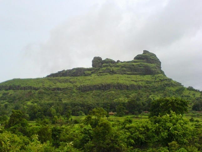 कडा चढताना अवघड ठिकाणी शिडी तसेच दोरखंडाचा आधार घेऊन वर जावं लागतं. गडाचे सर्वोच्च ठिकाण म्हणजे इर्शाळगड सुळका. इथे पोहोचण्यासाठी गिर्यारोहक कौशल्याने चढतात.