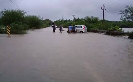 पालघर (Palghar) जिल्ह्यात काल सकाळपासून जोरदार पाऊस कोसळत आहे. या पावसामुळं जिल्ह्यात विविध ठिकाणी जनजीवन हे विस्कळीत झाले आहे.