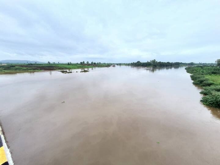 दरम्यान, आणखी काही दिवस मुसळधार पावसाची शक्यता लक्षात एनडीआरफची एक टीम सांगलीत दाखल झाली आहे.