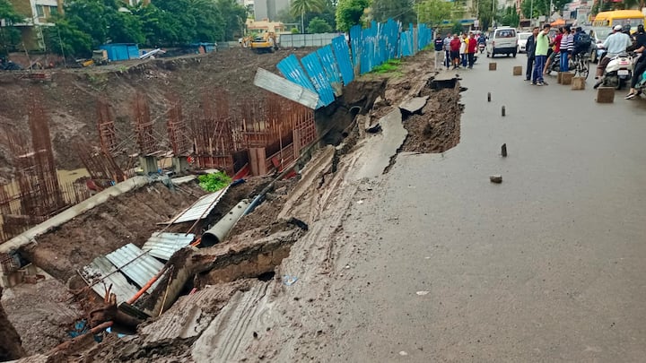 पाहता पाहता पिंपरी-चिंचवडमधील रस्ताच खचला आहे. याचा व्हिडीओदेखील समोर आला आहे.