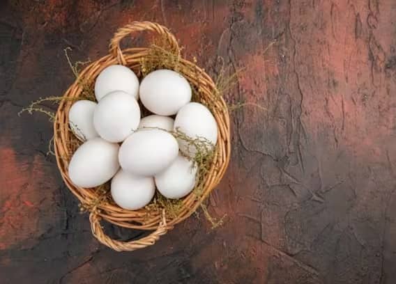 Egg Benefits : अंडी एक सुपरफूड आहे. त्यात प्रामुख्याने प्रथिने, असंतृप्त फॅटी ऍसिडस्, लोह, व्हिटॅमिन ए, फोलेट आणि इतर अनेक पोषक घटक असतात, जे तुमच्या आरोग्यासाठी फायदेशीर असतात.