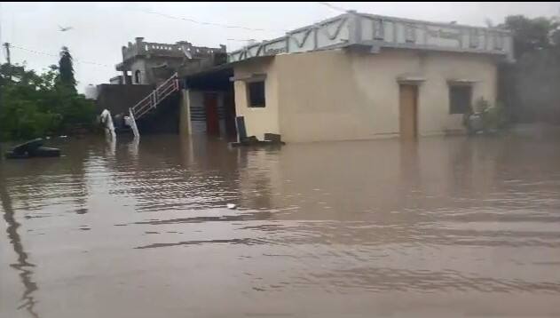 Gujarat Rain: જૂનાગઢ જિલ્લામાં વરસાદ બંધ થવાનું નામ નથી લઈ રહ્યો. ભારે વરસાદને કારણે જૂનાગઢ જિલ્લાના અનેક ગામો સંપર્ક વિહોણા થયા છે. માણાવદર તાલુકાના ઘેડ વિસ્તારના ગામડાઓમાં પાણી ઘૂસ્યા છે.