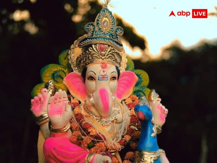 विनायक चतुर्थी के दिन सुबह स्नान के बाद साफ वस्त्र पहन कर भगवान गणेश के सामने प्रार्थना करते हुए पूजन का संकल्प लें. एक चौकी पर गणेश जी की मूर्ति स्थापित कर उनका जलाभिषेक करें.