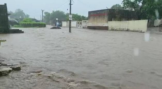 Gujarat Rain River water entered the village in Satwadi of Rajkot district Gujarat Rain: રાજકોટનું આ ગામ થયું સંપર્ક વિહોણું, નદીના પાણી ગામમાં ઘૂસતા લોકો વિકટ પરિસ્થિતિમાં મુકાયા