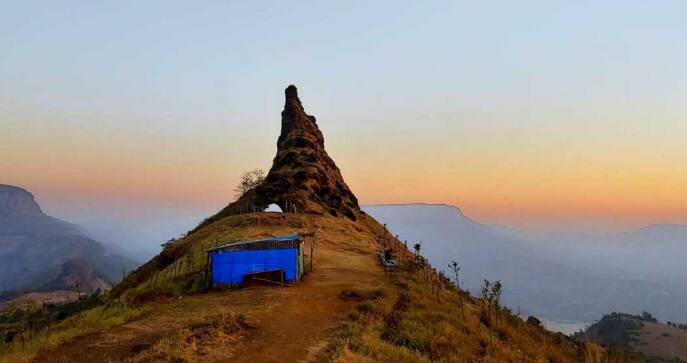 किल्ल्याचं प्रमुख आकर्षण म्हणजे वर असलेलं नैसर्गिक छिद्र, ज्याला मराठी नेढे किंवा इंग्रजीत ‘नीडल्स आय’ असं म्हणतात. सामान्य उंचीच्या माणसाला आरपार जाता येईल असं हे नेढं आहे.