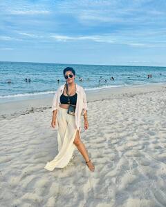 బీచ్ ఒడ్డున స్టన్నింగ్ ఫోజులతో అదరగొట్టిన సురేఖా వాణి కూతురు!