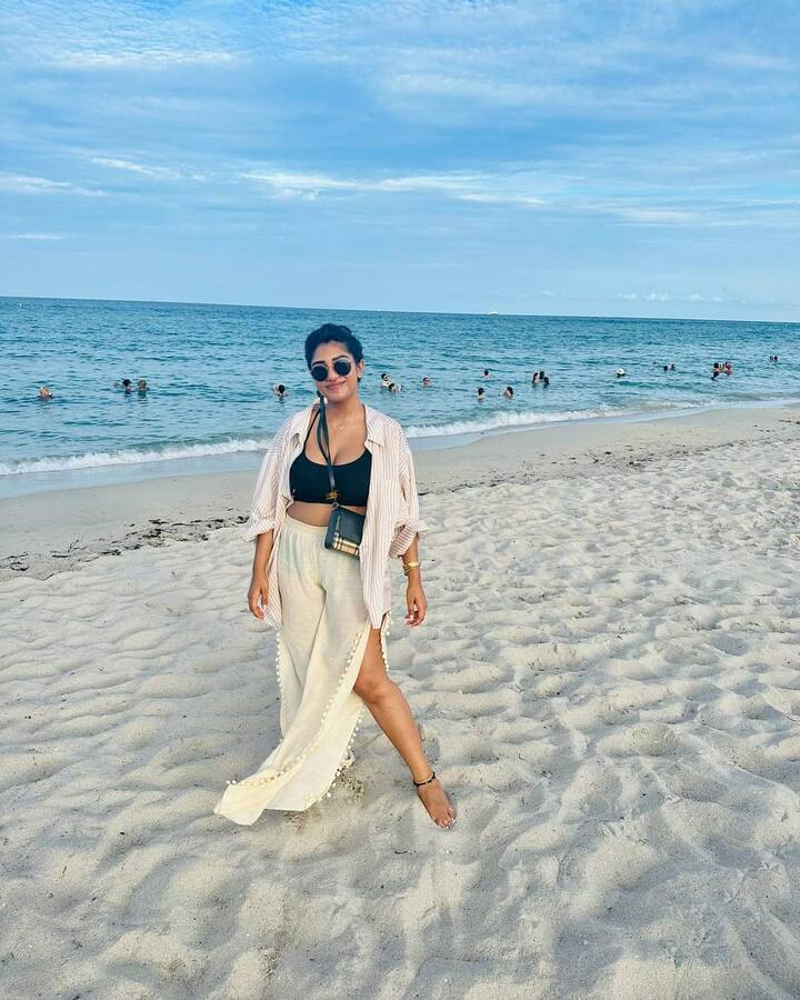 సోషల్ మీడియాలో ఈ తల్లి, కూతుర్లకు ఓ రేంజ్ లో ఫాలోవర్స్ ఉన్నారు. సుప్రీత సినిమాల్లోకి రాకపోయినప్పటికీ తన తల్లి ద్వారా సెలబ్రిటీ హోదాను అందుకుంది.