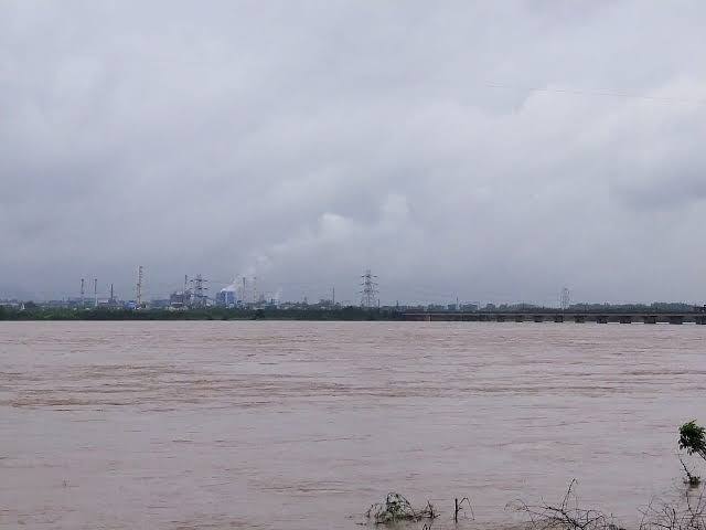 The flood flow in Godavari is increasing. The water is being released into the sea. Godavari Floods :  గోదావరిలో  వరద ఉద్ధృతి - ధవళేశ్వరం నుంచి సముద్రంలోకి విడుదల !