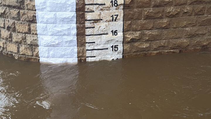 शिराळा तालुक्याच्या पश्चिम भागात मुसळधार पाऊस सुरु असल्यामुळे वारणा नदी दुथडी भरुन वाहत आहे.