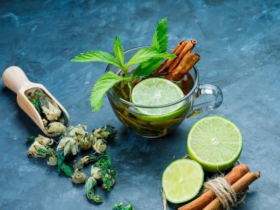 Mint and Ginger Iced Tea: बदलते मौसम में खुद को रखना चाहते हैं हर बीमारी से सुरक्षित, तो यह डिटॉक्स ड्रिंक जरूर आजमाएं