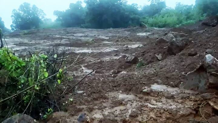 आतापर्यंत 25 लोकांना रेस्क्यू करण्यामध्ये यश आलं आहे. तर यामध्ये चार जणांचा मृत्यू झाला असल्याची माहिती मंत्री उदय सामंत यांनी दिली आहे.  