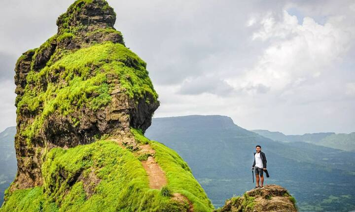 गडाच्या उत्तरेस कलावंतीण दुर्ग आणि प्रबळगड आहे, तर ईशान्येस माथेरान आहे. गडावरून पश्चिमेकडे मोरबे धरणाचं दृश्य दिसतं.