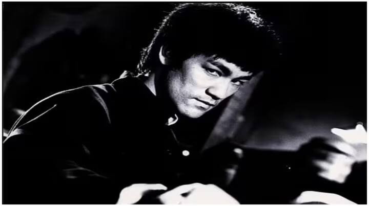 Bruce Lee Death Anniversary: ਬਰੂਸ ਲੀ ਪੂਰੀ ਦੁਨੀਆ ਵਿੱਚ ਆਪਣੀ ਮਾਰਸ਼ਲ ਆਰਟ ਲਈ ਬਹੁਤ ਮਸ਼ਹੂਰ ਰਹੇ ਹਨ। ਸਾਲ 1973 'ਚ ਸਿਰਫ 32 ਸਾਲ ਦੀ ਉਮਰ 'ਚ ਬਰੂਸ ਕੀ ਨੇ ਦੁਨੀਆ ਨੂੰ ਅਲਵਿਦਾ ਕਹਿ ਦਿੱਤਾ ਸੀ।