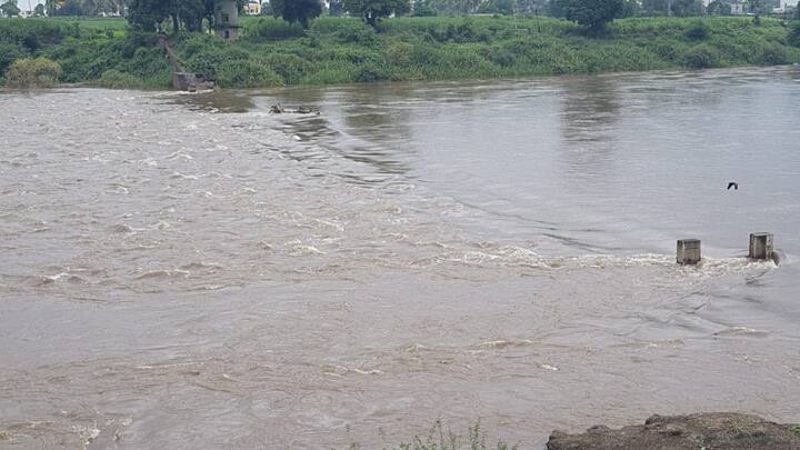 दुसरीकडे सांगलीजवळ कृष्णा नदीतील पाणी पातळी देखील आता वाढू लागली आहे.