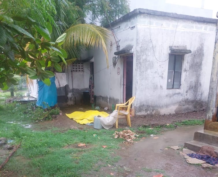 Solapur News Owner refusal to take tenants dead body into the house as it is Amavasya Dead body in rain overnight Solapur News : अमावस्या असल्याने भाडेकरुचा मृतदेह घरात घेण्यास घरमालकाचा नकार; मृतदेह रात्रभर पावसात