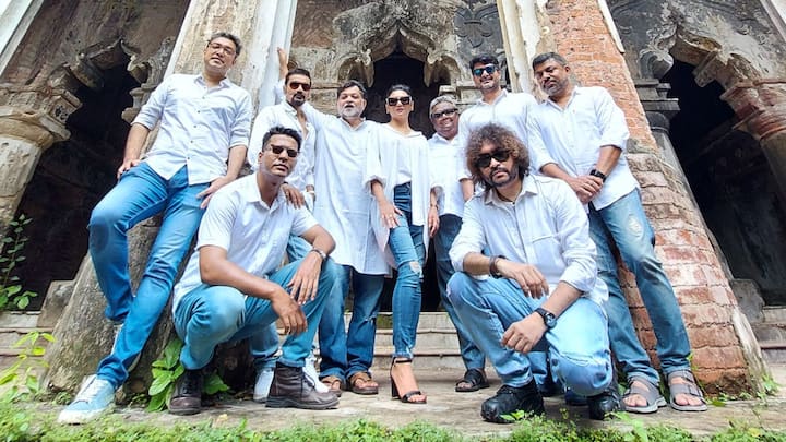 বৃহস্পতিবার সকাল। থেকে থেকে ঝিরঝির করে বৃষ্টি হচ্ছে, আবার ঝিলিক দিয়ে উঠছে রোদ্দুর। গুগল ম্যাপ দেখে প্রথমবার যদি কেউ গন্তব্যে পৌঁছন, তাহলে থমকে যাওয়াই স্বাভাবিক। এক মুহূর্তের জন্য, 'ভুল ঠিকানায় চলে এসেছি' মনে হতে বাধ্য।