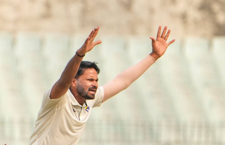 त्याने पश्चिम बंगालमध्ये 'खेप' क्रिकेट खेळण्याचा निर्णय घेतला. टेनिस बॉल क्रिकेटमध्ये तो परवानगी नसलेल्या क्लबचे प्रतिनिधित्व करत असे, ज्यामध्ये त्याला प्रत्येक सामन्यासाठी 500 ते 5000 रुपये मिळत होते.