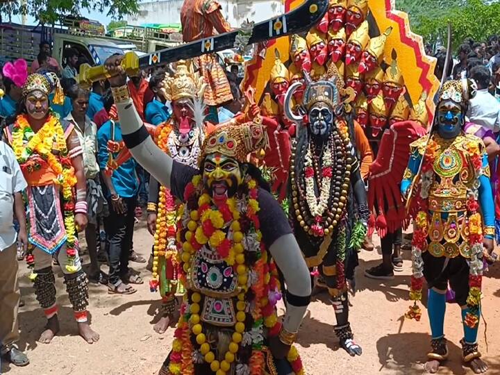 Dindigul news Karuppasamy playing with Veecheruwala.Women throwing dancing TNN அய்யலூர் வண்டி கருப்பணசாமி கோயில் விழாவில் ஆட்டம் போட்ட கருப்பசாமி; பரவசத்தில் பக்தர்கள்