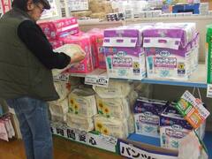 Weird News: ਇੱਥੇ ਬੱਚਿਆਂ ਤੋਂ ਵੱਧ ਵਿਕ ਰਹੇ ਬਜ਼ੁਰਗਾਂ ਦੇ ਡਾਇਪਰ, ਕਾਰਨ ਹੈ ਬੇਹੱਦ ਦਿਲਚਸਪ, ਜਾਣ ਕੇ ਹੋ ਜਾਵੋਗੇ ਹੈਰਾਨ