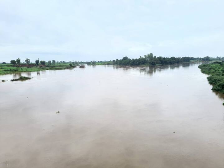 सांगली तब्बल दीड महिन्याच्या विलंबानंतर सुरु झालेल्या पावसाने जिल्ह्यात मुक्काम ठोकला आहे.