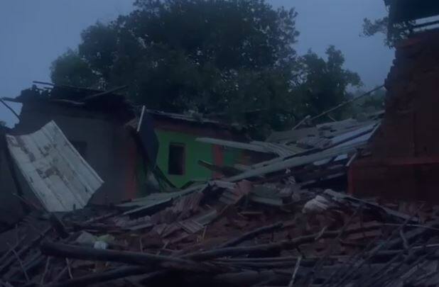 डोंगरावर सतत सुरू असलेला लँड्स लाईड आणि जोरदार पावसामुळे रेस्क्यूमध्ये अडचण निर्माण होत आहे.