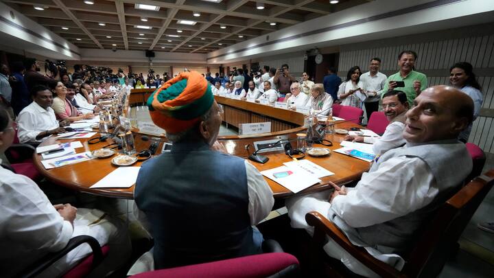 ১১ অগাস্ট পর্যন্ত বাদল অধিবেশন চলার কথা। ১৭টি সিটিং থাকবে এই অধিবেশনে।