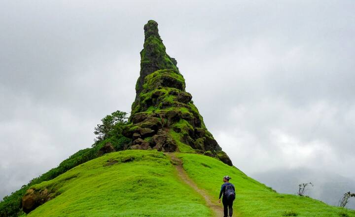इर्शाळवाडी हे इर्शाळगडाच्या पायथ्याशी असलेलं गाव असून या गावातूनच गडासाठीचा चढ सुरू होतो.